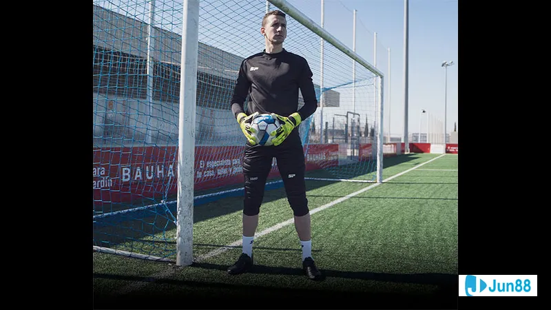 Thủ môn tập trung chuẩn bị phản xạ