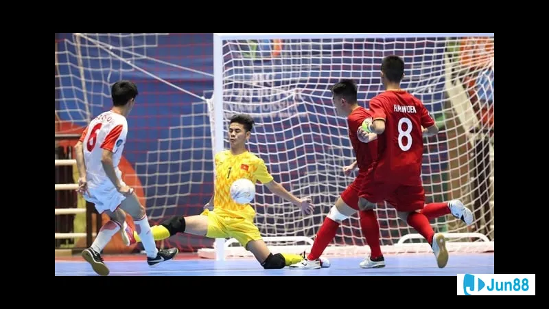 Bóng rổ rơi xuống sân, kết thúc trận