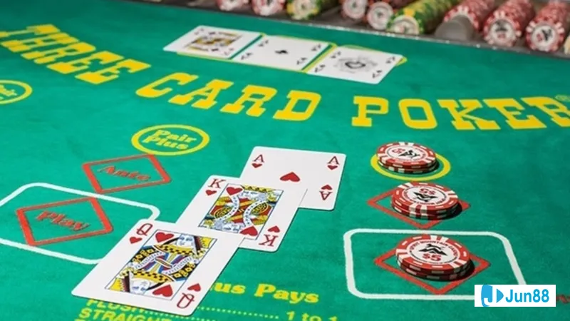 Dealer quan sát khách hàng cẩn thận